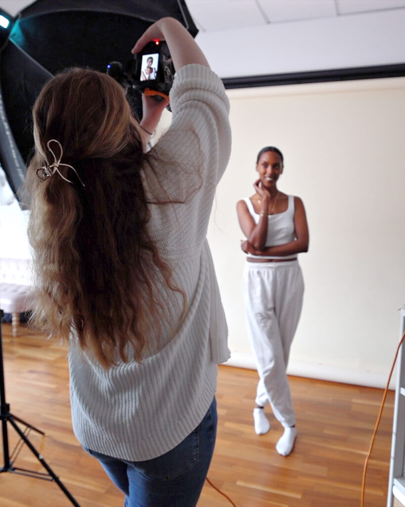 produktfotografering göteborg; produktfotografering stockholm; foto med modell; modellbilder;